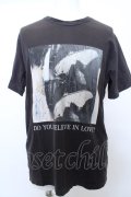 【WINTERセール】GUERNIKA Tシャツ.DO YOU BELIEVE IN LOVE? /チャコール/M O-23-03-09-010-GU-ts-YM-ZT081