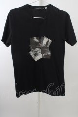【SALE】GOSTAR DE FUGA Tシャツ.フォトプリントVネック T-23-03-15-009-GO-ts-YM-ZT543