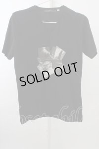 【セール】GOSTAR DE FUGA Tシャツ.フォトプリントVネック T-23-03-15-009-GO-ts-YM-ZT376
