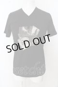 【SALE】GOSTAR DE FUGA Tシャツ.フォトプリント半袖Vネック /ブラック/46 O-23-04-15-079-GO-ts-YM-ZT32