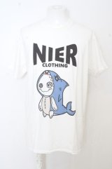 【SALE】NieR Clothing Tシャツ.WHITE COTTON T-SHIRT【SHARK】 /ホワイト/XL O-23-08-09-001-Ni-ts-IG-ZT422