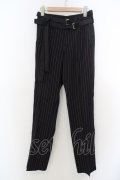 【WINTERセール】NO ID. BLACK / ツインベルトセミワイドトラウザーズパンツ 1 ブラックストライプ O-24-04-03-085-NO-pa-YM-ZT166