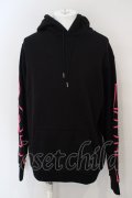 【WINTERセール】ATTI / 立体ワードプルパーカー F ブラック O-24-04-04-017-BE-to-YM-ZT078
