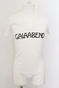 【WINTERセール】GalaabenD / ロゴプリントVネックTシャツ S ホワイト O-24-05-26-012-Ga-ts-YM-ZT218