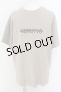 NIL DUE / NIL UN TOKYO / STAFFS SWEAT BIG Tシャツ  ベージュ O-24-08-11-015-NI-ts-YM-ZT108