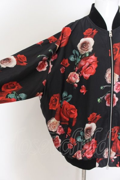 画像2: CIVARIZE / Roseプリントドロップショルダーブルゾン 44 ブラックｘレッド O-24-08-14-021-CI-ja-YM-ZY (2)