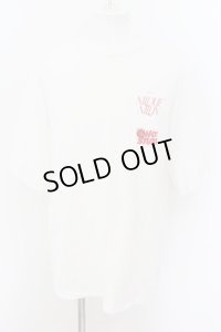 NIL DUE / NIL UN TOKYO / RED LITTLE DEVIL Tシャツ  ホワイト O-24-08-24-001-NI-ja-YM-OS