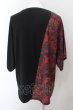 画像2: NO ID. BLACK / フラワーパターン切替ルーズTシャツ ONE ブラックxレッド O-24-09-26-029-NO-ts-YM-ZT460 (2)