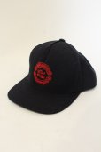 画像1: Moonage Devilment / EMBROIDERY FLAT VISOR キャップ  ネイビーｘレッド O-25-01-17-041-Mo-za-YM-ZT221 (1)