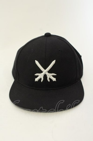 画像2: Moonage Devilment / レザーパッチ刺繍フラットバイザーキャップ Sword  ブラックｘホワイト O-25-01-17-045-Mo-za-YM-ZT221 (2)