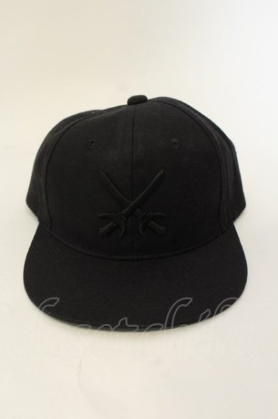 画像2: Moonage Devilment / レザーパッチ刺繍フラットバイザーキャップ Sword  ブラックｘブラック O-25-01-17-046-Mo-za-YM-ZT221 (2)