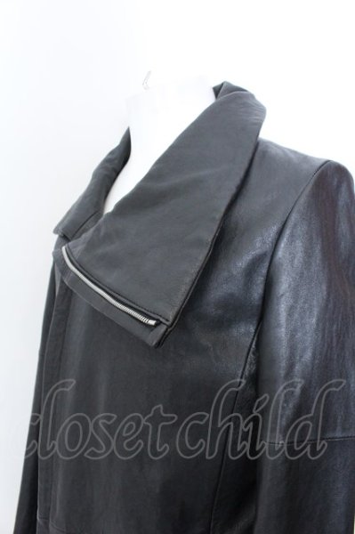画像2: NO ID. BLACK / ラムハーフベジタブルハイカラーチェスターコート 2 ブラック O-25-02-12-030-NO-ou-YM-ZT-ML021 (2)