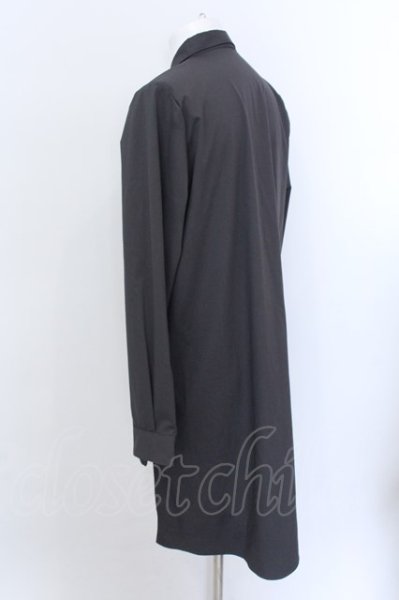 画像2: NO ID. BLACK / イレギュラーヘムラインロングシャツ 2 チャコール O-25-02-20-017-NO-sh-YM-ZT093 (2)