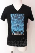 画像1: Black by VANQUISH / ボックスプリントVネックTシャツ M ブラック O-25-04-10-046-Bl-ts-YM-ZT144 (1)