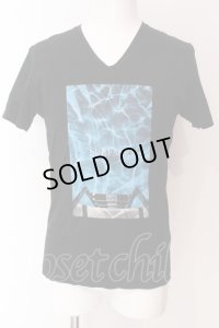 Black by VANQUISH / ボックスプリントVネックTシャツ M ブラック O-25-04-10-046-Bl-ts-YM-ZT144