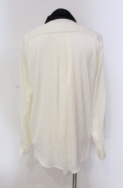 画像2: BUFFALO BOBS / TIE A TIE（タイアタイ）スカーフ付きサテンとろみシャツ 1-2 ホワイトｘブラック O-25-05-18-043-BU-sh-YM-ZT354 (2)