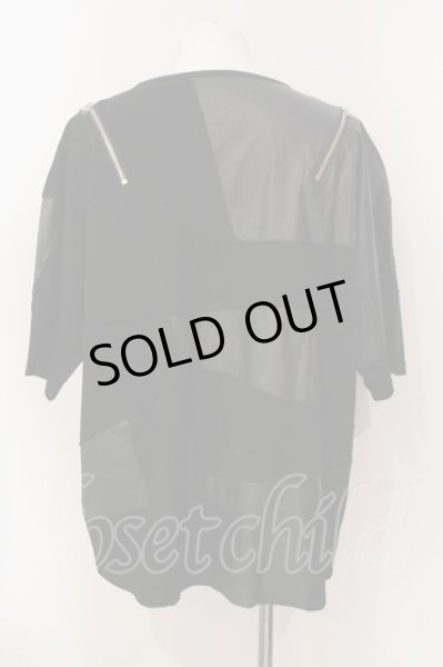 画像2: CIVARIZE / PUレザー切り替えパッチワークショルダーZIP Tシャツ F ブラック O-25-05-25-014-CI-ts-YM-OS (2)