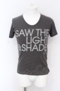 en / SAW THE LIGHT ＆ SHADE Tシャツ  ライトグレー O-25-05-31-031-EN-ts-YM-ZT334