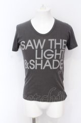 en / SAW THE LIGHT ＆ SHADE Tシャツ  ライトグレー O-25-05-31-031-EN-ts-YM-OS