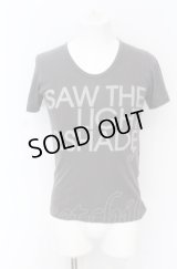 en / SAW THE LIGHT ＆ SHADE Tシャツ  ライトグレー O-25-05-31-031-EN-ts-YM-ZT334