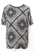 画像1: NO ID. / バンダナ総柄BIG Tシャツ 1 ブラック O-25-09-16-046-NO-ts-YM-OS (1)