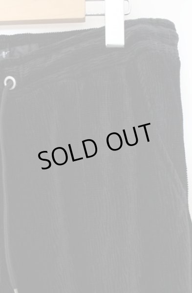 画像2: NO ID. / ベロアワッシャーフロントスリットトラウザーズパンツ 2 ブラック O-26-01-03-023-NO-pa-YM-ZT235 (2)