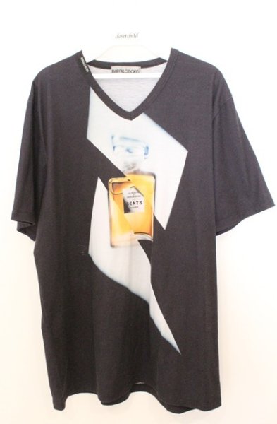 画像1: BUFFALO BOBS / CHOP CHOP(チョップチョップ) Vネック香水プリントTシャツ 3-4 ブラック O-26-02-18-011-BU-ts-YM-OS (1)