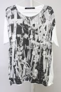 【WINTERセール】NO ID. BLACK / CROSSプリントTシャツ ONE ホワイト T-24-04-23-017-NO-ts-YM-ZT199
