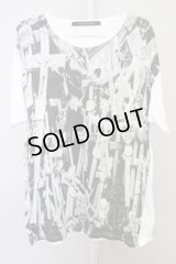 【WINTERセール】NO ID. BLACK / CROSSプリントTシャツ ONE ホワイト T-24-04-23-017-NO-ts-YM-ZT199