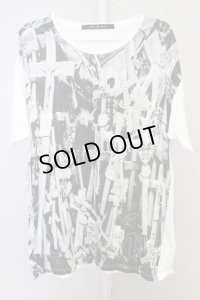 NO ID. BLACK / CROSSプリントTシャツ ONE ホワイト T-24-04-23-017-NO-ts-YM-ZT199