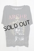 Deadly Claris / ARCHE Tシャツ  ブラック T-24-08-02-015-De-ts-YM-ZT315