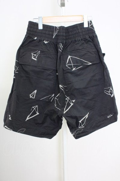 画像2: A.F ARTEFACT / PYRA PATTERN PRINT CARGO BASKET ショートパンツ 3 ブラック T-25-08-06-038-A.-pa-YM-ZT109 (2)