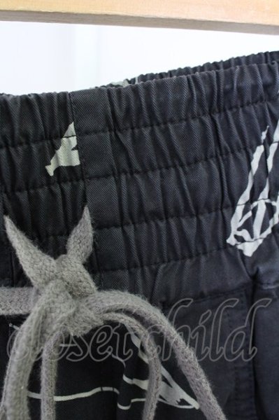 画像3: A.F ARTEFACT / PYRA PATTERN PRINT CARGO BASKET ショートパンツ 3 ブラック T-25-08-06-038-A.-pa-YM-ZT109 (3)