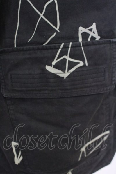 画像4: A.F ARTEFACT / PYRA PATTERN PRINT CARGO BASKET ショートパンツ 3 ブラック T-25-08-06-038-A.-pa-YM-ZT109 (4)