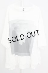 First Aid to the injured / "THE HIDDEN" GRAPHIC Tシャツ  ライトベージュ T-25-08-06-010-0-ts-YM-ZT106