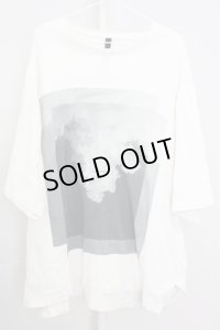 First Aid to the injured / "THE HIDDEN" GRAPHIC Tシャツ  ライトベージュ T-25-08-06-010-0-ts-YM-ZT106