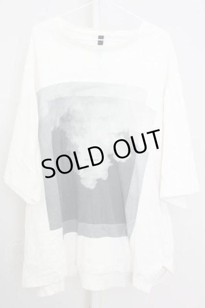 画像1: First Aid to the injured / "THE HIDDEN" GRAPHIC Tシャツ  ライトベージュ T-25-08-06-010-0-ts-YM-ZT106 (1)