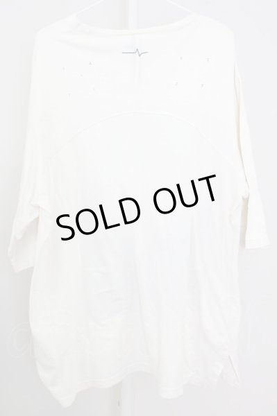 画像2: First Aid to the injured / "THE HIDDEN" GRAPHIC Tシャツ  ライトベージュ T-25-08-06-010-0-ts-YM-ZT106 (2)