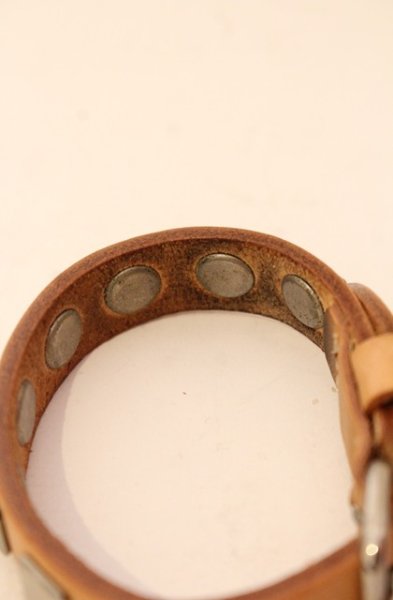 画像2: Moonage Devilment / カウレザースタッズブレスレット  ベージュ T-25-11-22-036-Mo-ac-YM-ZT (2)