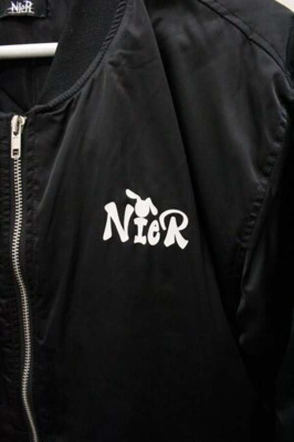 画像2: 【SALE】NieR CLOTHINGジャケット.バックパッチナイロンブルゾン /ブラック/ O-22-04-20-061-SE-ja-YM-ZT-M111 (2)