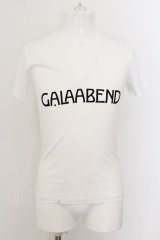 画像: GalaabenD / ロゴプリントVネックTシャツ S ホワイト O-24-05-26-012-Ga-ts-YM-ZT218