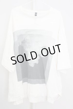 画像: First Aid to the injured / "THE HIDDEN" GRAPHIC Tシャツ  ライトベージュ T-25-08-06-010-0-ts-YM-ZT106